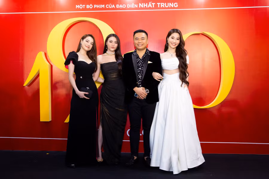Đạo diễn Nhất Trung cùng ba nàng ngọc nữ của làng điện ảnh Việt: Nhã Phương, Lan Ngọc, Diễm 9X. Xuất hiện với ngoại hình rực rỡ, rạng ngời ở tuổi 30, ba nữ chính của 1990 thu hút ánh nhìn của tất cả khách mời tham dự sự kiện. Cả ba vốn là bạn bè thân thiết hơn 10 năm ngoài đời nhưng đây lại là lần đầu hợp tác chung với nhau trong một tác phẩm. Ảnh: BTC