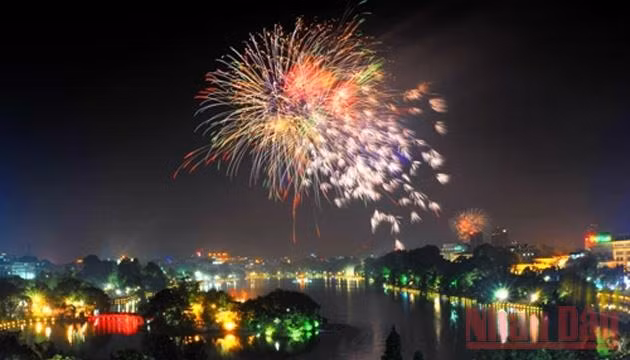Bắn pháo hoa đêm giao thừa tại Hà Nội. Ảnh: Duy Linh