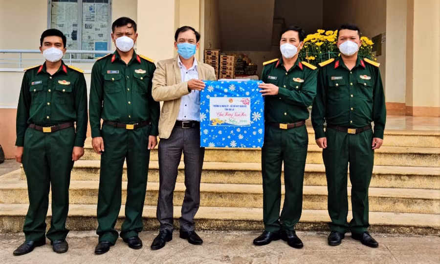  Tặng quà cho cán bộ, chiến sĩ và y-bác sĩ phục vụ tại Bệnh viện dã chiến số 2. Ảnh: Huy Bắc. Ảnh: Huy Bắc