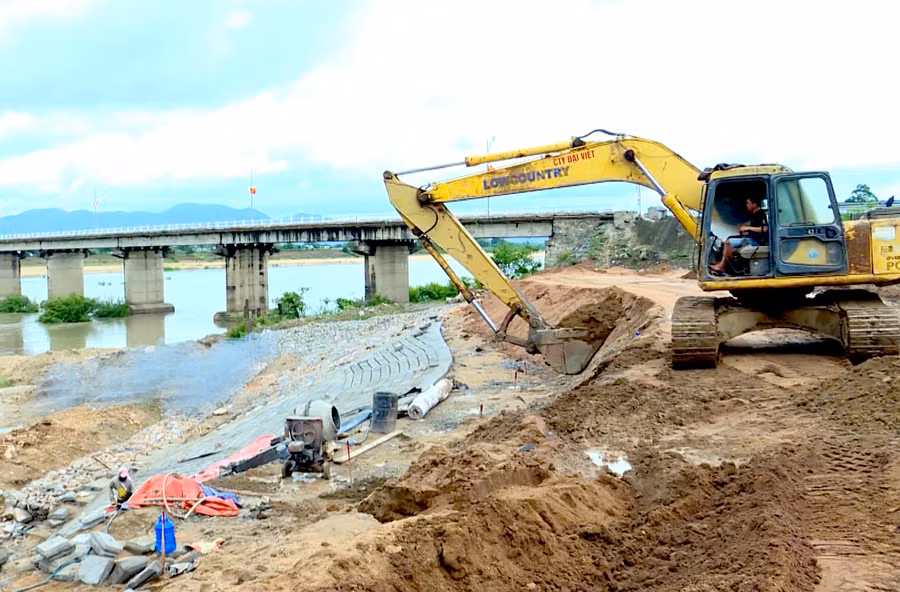 Dự án kè chống sạt lở ở bờ tả sông Ba tại huyện Krông Pa. Ảnh: Hà Duy