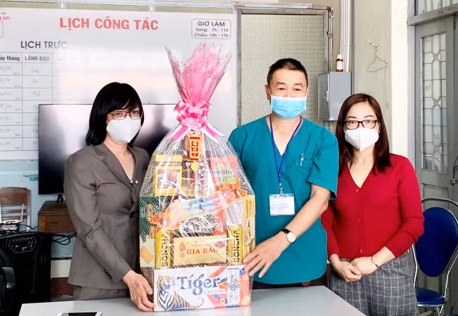 Phó Chủ tịch UBND tỉnh Nguyễn Thị Thanh Lịch (bìa trái) thăm tặng quà cán bộ, nhân viên y tế tại Bệnh viện 331 nhân dịp Tết Nguyên đán Nhâm Dần 2022. Ảnh: Như Nguyện