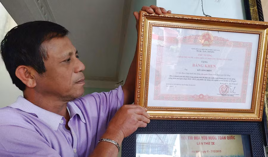 Trong nhiều năm liền, ngư dân Lê Văn Chiến nhận được sự ghi nhận từ Chính phủ, Hội Nông dân VN, T.Ư Hội Nghề cá Việt Nam… vì thành tích bám biển Hoàng Sa