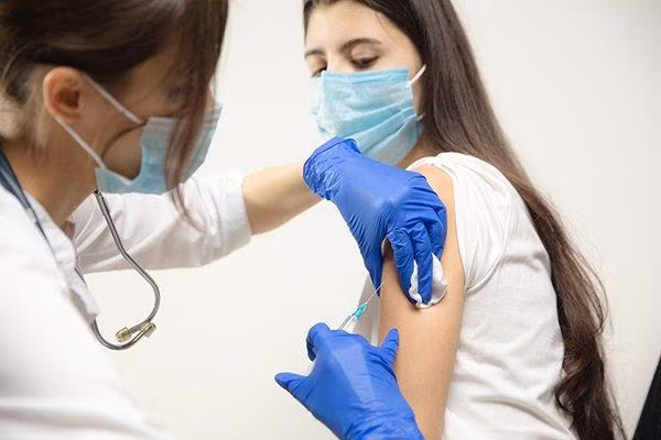 Tiêm vắc xin Covid-19. Ảnh: Shutterstock