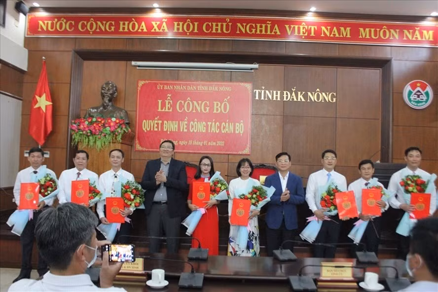 Quang cảnh buổi công bố quyết định về công tác cán bộ của UBND tỉnh Đắk Nông. Ảnh: LD