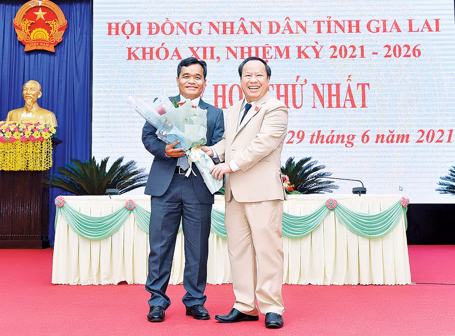 Phó Bí thư Thường trực Tỉnh ủy, Trưởng đoàn đại biểu Quốc hội tỉnh, Chủ tịch HĐND tỉnh khóa XI Châu Ngọc Tuấn (bìa phải) tặng hoa chúc mừng Ủy viên Ban Chấp hành Trung ương Đảng, Bí thư Tỉnh ủy Hồ Văn Niên được bầu giữ chức Chủ tịch HĐND tỉnh khóa XII. Ảnh: Đức Thụy