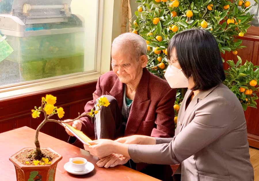 Phó Chủ tịch UBND tỉnh Nguyễn Thị Thanh Lịch thăm tặng quà Tết đồng chí nguyên Tỉnh ủy viên, Phó Chủ tịch UBND tỉnh Đinh Klum. Ảnh: Như Nguyện