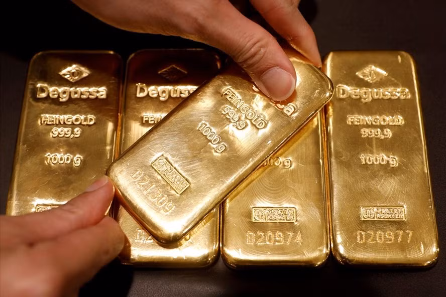 Giá vàng thế giới niêm yết trên sàn Kitco ở mức 1.832,1 USD/ounce sáng 3.1. Ảnh: AFP