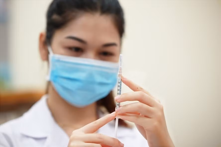 Cán bộ y tế tiêm vaccine Vero Cell cho người dân ở Hà Nội. Ảnh: Hải Nguyễn