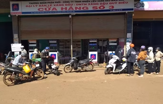 Sáng 27-1, người dân tới cửa hàng xăng dầu của Doanh nghiệp tư nhân Quý Điều đông hơn bình thường vì một số cây xăng dầu trong vùng đã đóng cửa