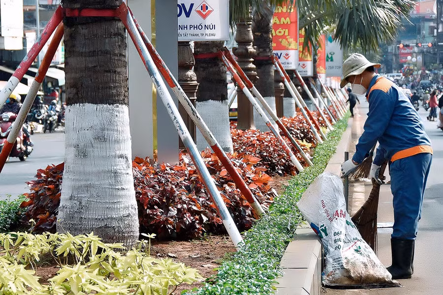 công nhân công trình đô thi hoạt động hết công xuất đảm bảo cho tp pleiku xanh sạch đẹp (1)