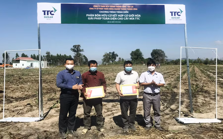 Trao thưởng 2 nông dân trồng mía có nhiều sáng kiến kỹ thuật máy móc bón phân cho cây mía. Ảnh: Nguyễn Diệp