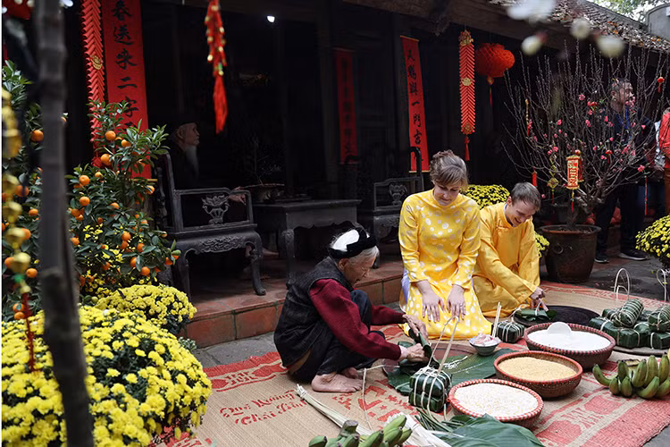 Các đại biểu tham quan và trải nghiệm, chụp ảnh lưu niệm tại ngôi nhà cổ 200 năm.