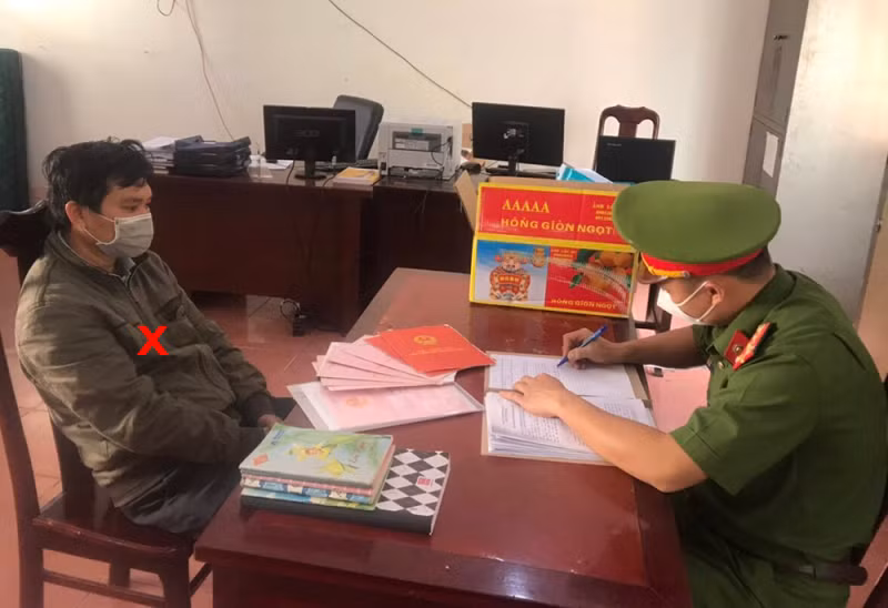 Đối tượng Lê Văn Tuấn (dấu X) tại cơ quan Công an.