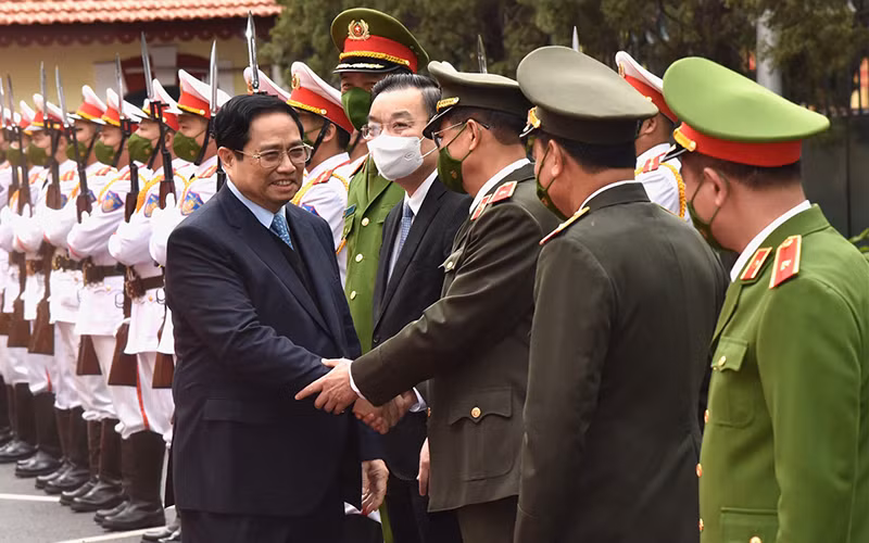 Thủ tướng Phạm Minh Chính thăm hỏi các đồng chí lãnh đạo thành phố, Bộ Công an và Ban Giám đốc Công an thành phố Hà Nội.