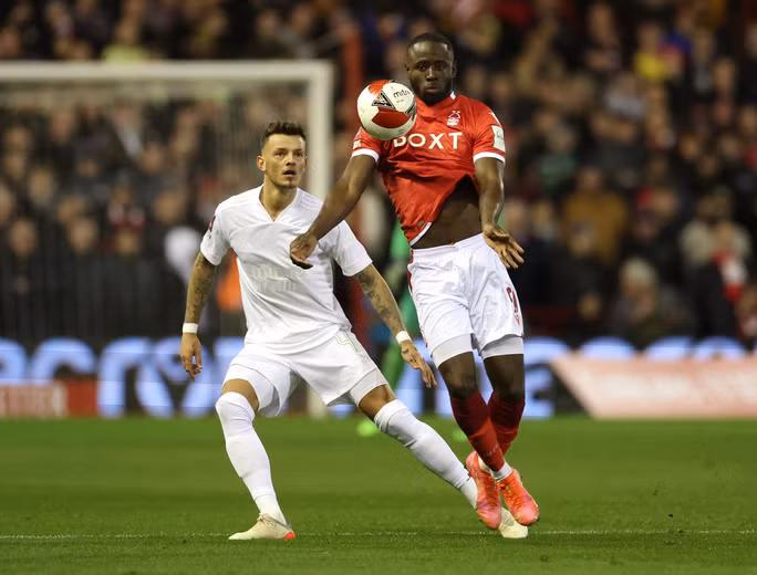 Trung vệ Ban White ngăn pha đi bóng của Keinan Davis (9, Nottingham)
