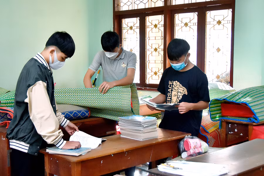 Các em học sinh Trường Phổ thông Dân tộc nội trú tỉnh dọn dẹp, vệ sinh lớp học đảm bảo an toàn phòng dịch Covid-19. Ảnh: Đức Thụy