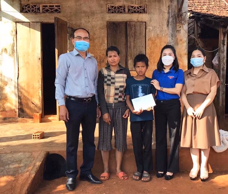 Đoàn khối các Cơ quan và Doanh nghiệp tỉnh tặng quà em Rơ Mah Dên (ở giữa, xã Dun, huyện Chư Sê). Ảnh: Lệ Bích
