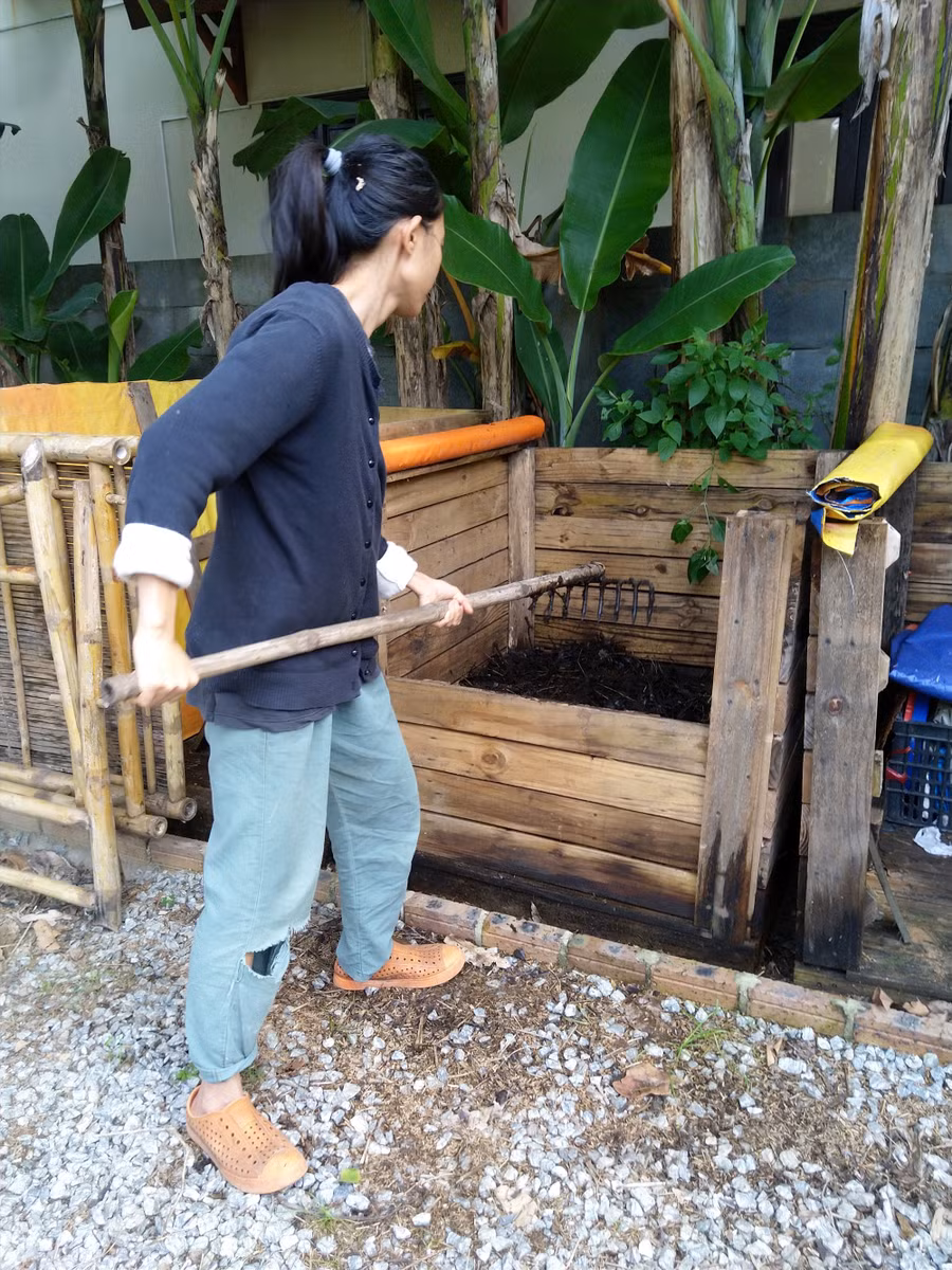 Xử lý rác thải để làm phân bón. Ảnh: T.B.T