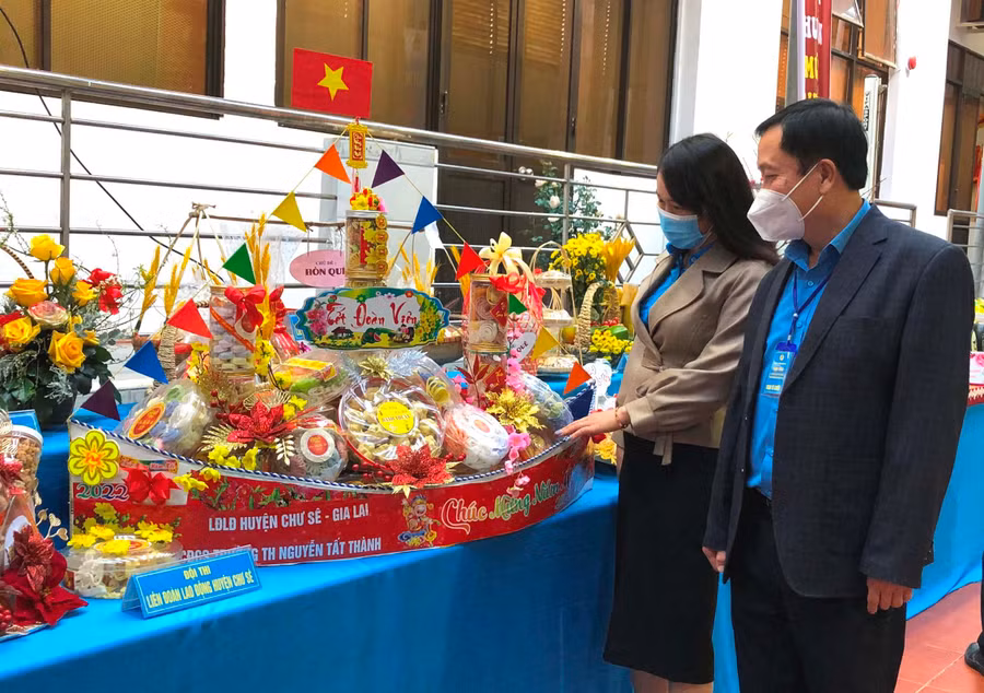 Sản phẩm bánh thuẫn của Liên đoàn Lao động huyện Chư Sê đạt giải nhất phần thi gửi sản phẩm về dự thi. Ảnh: Đinh Yến