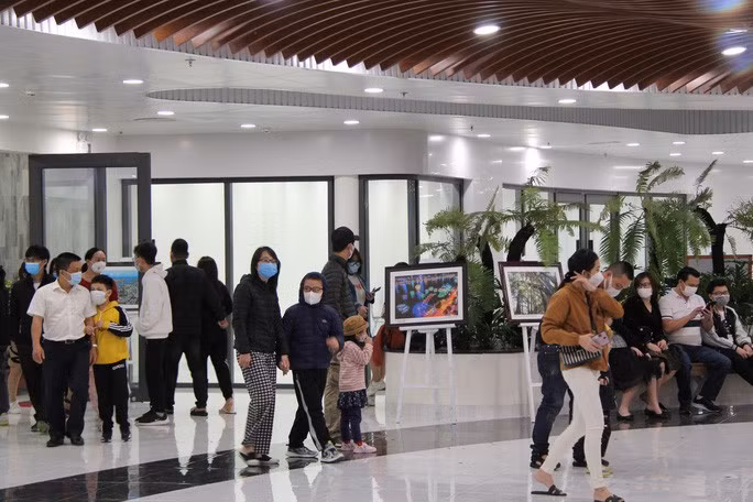  Trong tình cảnh mưa lạnh, dịch bệnh, Vườn tượng APEC mở rộng nổi lên như là địa điểm tham quan, check-in lý tưởng đêm giao thừa