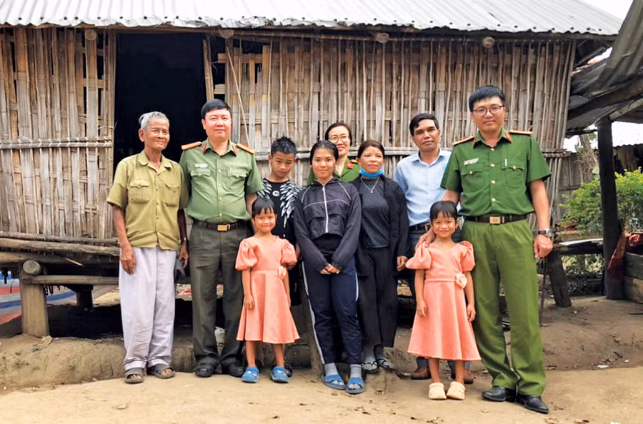 Công an huyện Kbang nhận nuôi dưỡng 2 cháu có hoàn cảnh khó khăn là Đinh Thị Mai Hà và Đinh Thị Mai Linh ở làng Hợp, thị trấn Kbang (ảnh chụp tháng 3-2021). Ảnh: Lê Anh