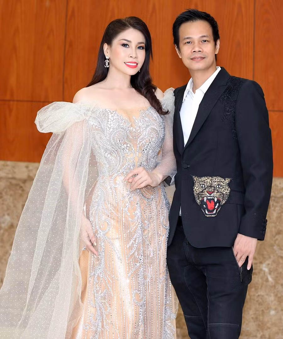 Trang phục của nhà thiết kế Hoàng Hải (phải) giúp Lý Hương tôn được sắc vóc của mình. Ở tuổi 44, em gái Lý Hùng được nhận xét vẫn giữ được nhan sắc mặn mà cùng vóc dáng thon gọn. Ảnh: NVCC