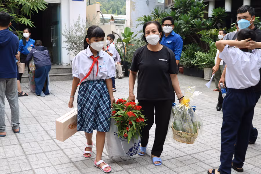 Ban tổ chức tặng quà cho các em. Ảnh: Lê Thanh