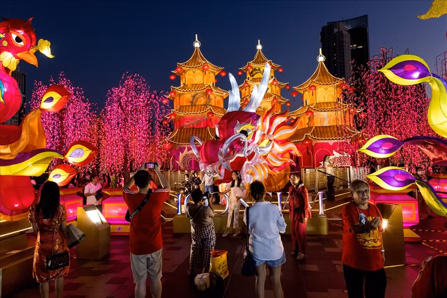 Trang trí Tết Nguyên đán Nhâm Dần bên ngoài một trung tâm mua sắm ở Bangkok, Thái Lan tối 31.1. Ảnh: AFP Trang trí Tết Nguyên đán Nhâm Dần bên ngoài một trung tâm mua sắm ở Bangkok, Thái Lan tối 31.1. Ảnh: AFP