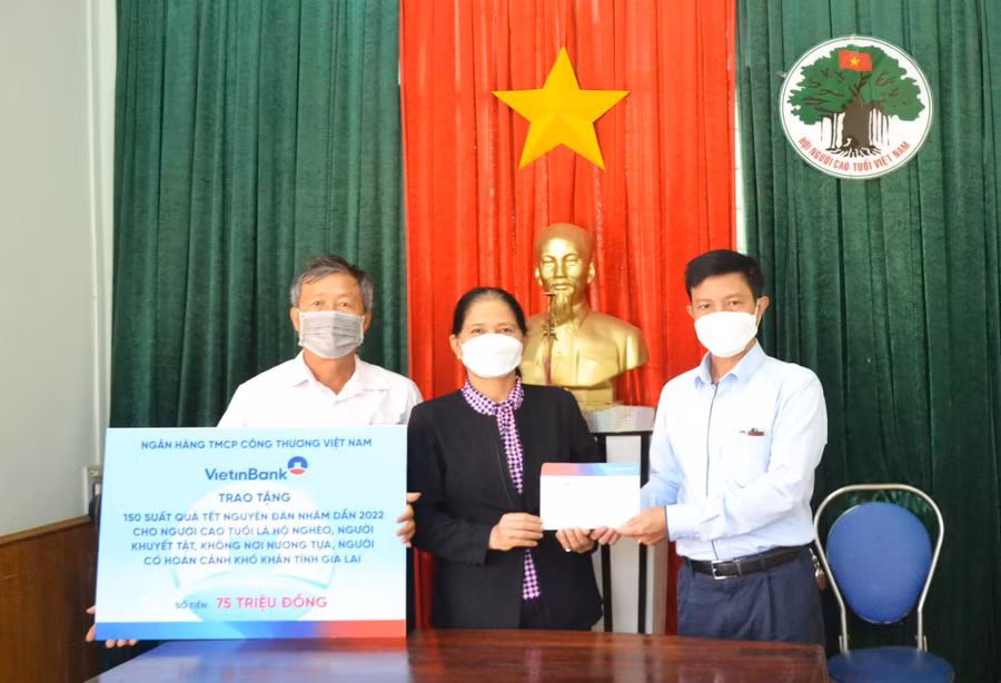 Tại UBMTTQ Việt Nam tỉnh, đại diện lãnh đạo VietinBank Gia Lai trao tặng 150 suất quà Tết cho người cao tuổi có hoàn cảnh khó khăn trên địa bàn. Ảnh: Sơn Ca