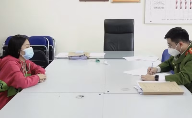 Cán bộ điều tra lấy lời khai của Huỳnh Thị Gái. Cán bộ điều tra lấy lời khai của Huỳnh Thị Gái.