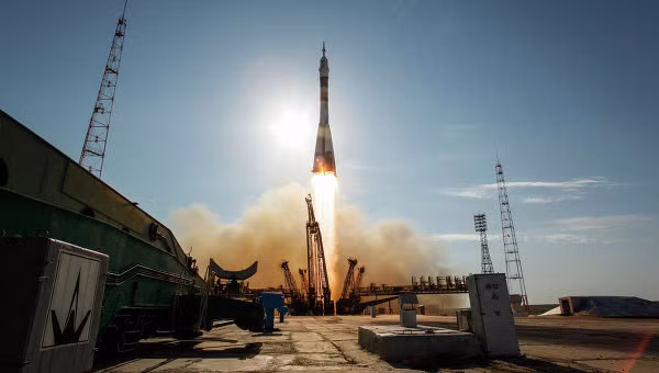Nga phóng tàu vũ trụ Soyuz 05M lên ISS Sáng 15-7, Nga đã phóng tàu vũ trụ Soyuz TMA-05M lên quĩ đạo bằng tên lửa đẩy Soyuz-FG của nước này từ sân bay vũ trụ Baiconur ở Kazakstan Tàu Soyuz TMA-05M chở phi hành đoàn quốc tế gồm nhà du hành vũ trụ người Nga Yuri Malenchenko, nhà du hành Sunity Williams người Mỹ và nhà du hành vũ trụ Nhật Bản Akihiko Hoside lên Trạm vũ trụ quốc tế (ISS). Theo kế hoạch, nhóm các nhà du hành vũ trụ này sẽ làm việc trên Trạm vũ trụ quốc tế trong thời gian 4 tháng và có nhiệm vụ thực hiện một chương trình khoa học, trong đó riêng phần của Nga có 33 thí nghiệm, trong đó một số thí nghiệm được thực hiện lần đầu tiên. Soyuz TMA-05M dự kiến lắp ráp với Trạm vũ trụ quốc tế vào ngày 17-7 tới. Theo VOV Tàu Soyuz TMA-05M được phóng lên vũ trụ sáng 15-7.