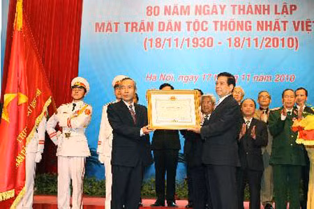 Kỷ niệm trọng thể 80 năm thành lập Mặt trận Dân tộc thống nhất Việt Nam ảnh 2 Chủ tịch nước Nguyễn Minh Triết đã trao tặng Huân chương Sao Vàng cho Mặt trận Tổ quốc Việt Nam