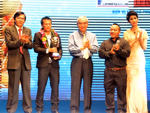 Thành Lương lần thứ hai nhận danh hiệu Quả bóng vàng VN. Thành Lương lần thứ hai nhận danh hiệu Quả bóng vàng VN.