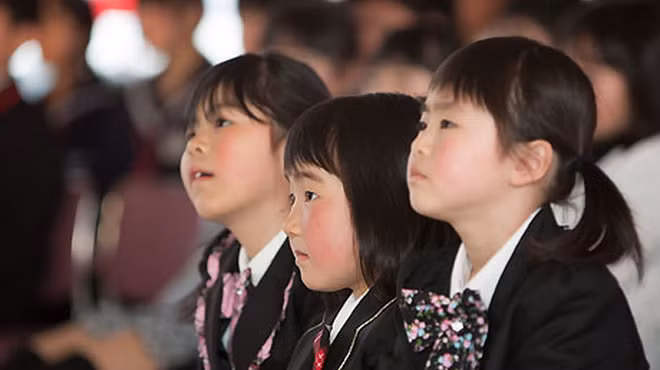 Học sinh làng Kawauchi, tỉnh Fukushima tại lễ chào đón học sinh trở lại ở một trung tâm cộng đồng hồi tháng 4-2012