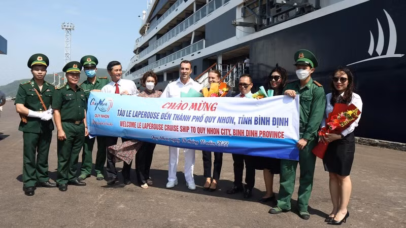Lãnh đạo các đơn vị tặng hoa cho đại diện tàu Le Laperouse.