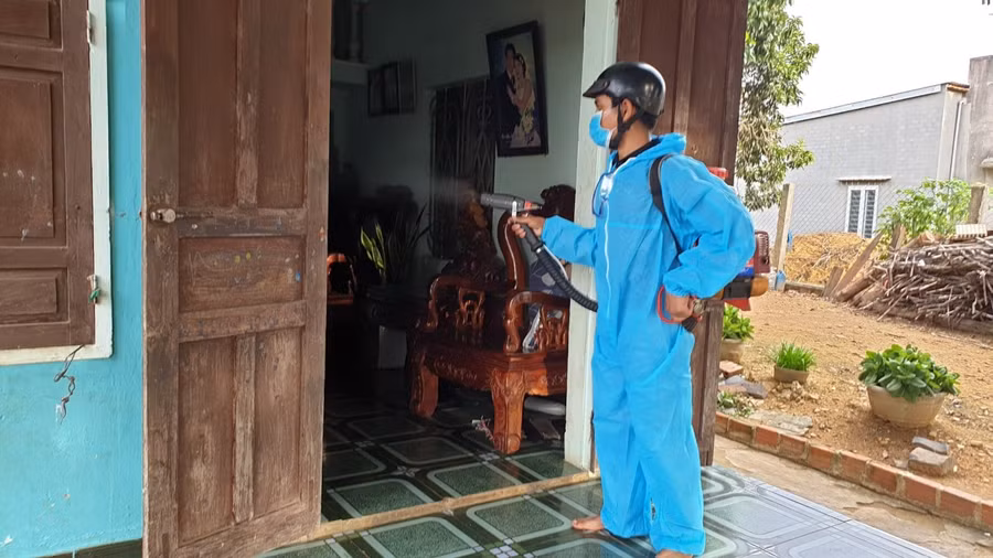 Cán bộ y tế phun hóa chất diệt muỗi tại một ổ dịch SXH trên địa bàn huyện Chư Prông. Ảnh: Như Nguyện