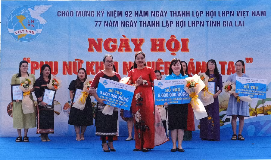 Chủ tịch Hội LHPN tỉnh (giữa) trao giải cho ý tưởng xuất sắc tham gia cuộc thi phụ nữ khởi nghiệp sáng tạo năm 2022. Ảnh: Minh Châu Chủ tịch Hội LHPN tỉnh (giữa) trao giải cho ý tưởng xuất sắc tham gia cuộc thi phụ nữ khởi nghiệp sáng tạo năm 2022