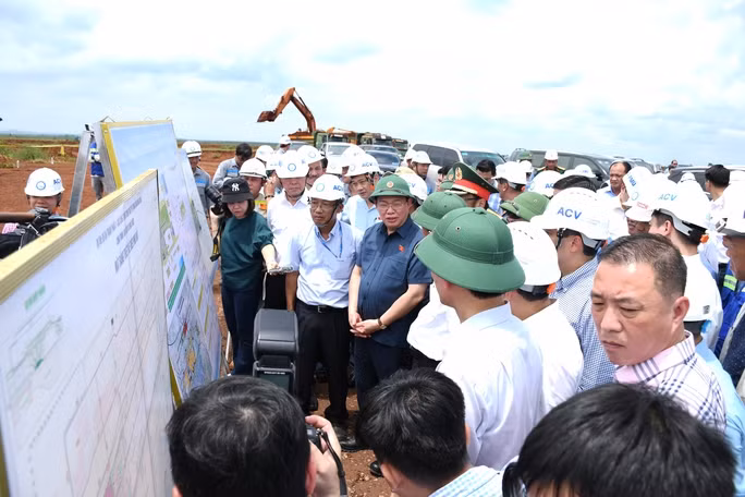 Chủ tịch Quốc hội và Đoàn công tác trung ương thị sát sân bay Long Thành