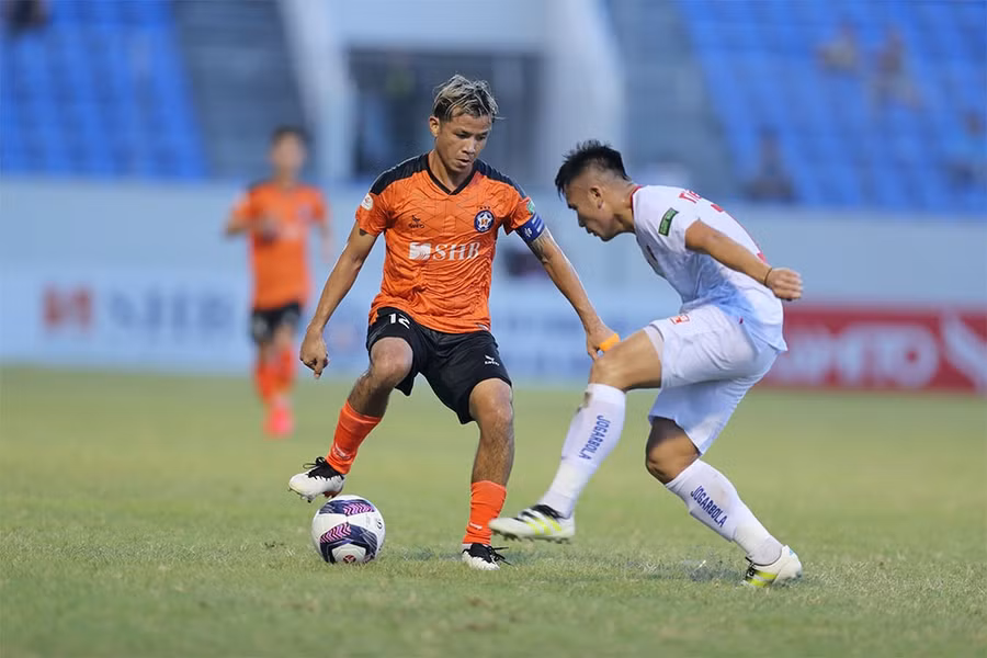 Đà Nẵng (trái) vào thế khó ở V-League 2022. Ảnh: VPF
