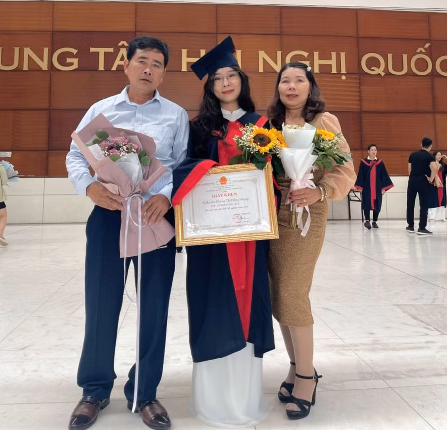 Dương Thị Hồng Nhung (giữa) nhận bằng tốt nghiệp cùng gia đình. Ảnh: NVCC Dương Thị Hồng Nhung (giữa) nhận bằng tốt nghiệp cùng gia đình. Ảnh: NVCC