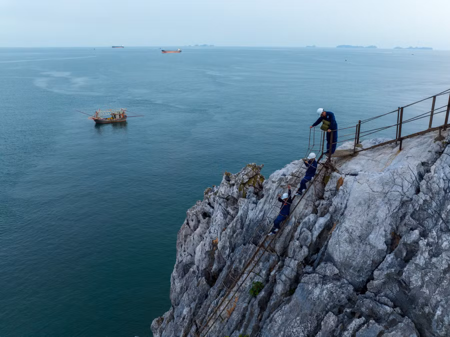 Việc lên xuống hải đăng Hòn Bài phải hết sức cẩn trọng. Ảnh: Độc Lập