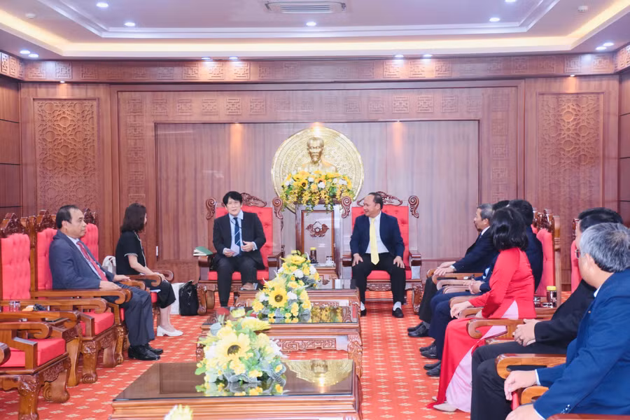 Phó Bí thư Tỉnh ủy, Trưởng ban Nội chính Tỉnh ủy Rah Lan Chung đã tiếp xã giao Tổng Lãnh sự quán Nhật Bản tại Đà Nẵng. Ảnh Trần Dung
