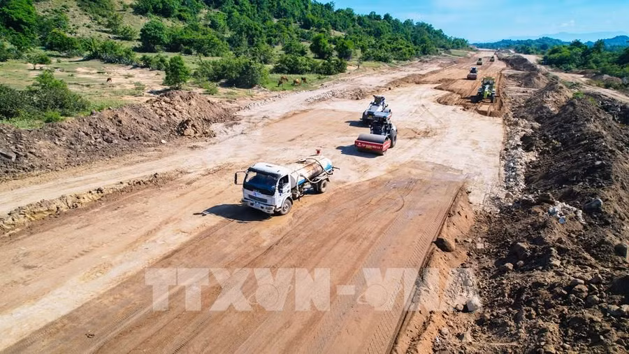 Tuyến đường cao tốc Cam Lâm-Vĩnh Hảo đoạn qua huyện tỉnh Ninh Thuận. Ảnh: Nguyễn Thành/TTXVN