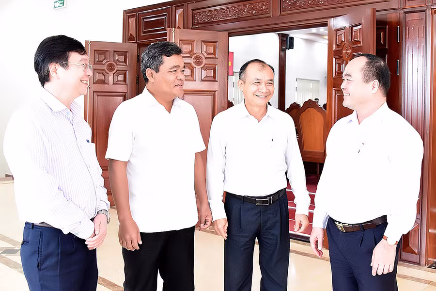 Ủy viên Ban Chấp hành Trung ương Đảng, Bí thư Tỉnh ủy, Chủ tịch HĐND tỉnh Hồ Văn Niên (thứ 2 từ trái sang) trao đổi với các đại biểu bên lề hội nghị. Ảnh: Đức Thụy Ủy viên Ban Chấp hành Trung ương Đảng, Bí thư Tỉnh ủy, Chủ tịch HĐND tỉnh Hồ Văn Niên (thứ 2 từ trái sang) trao đổi với các đại biểu bên lề hội nghị. Ảnh: Đức Thụy