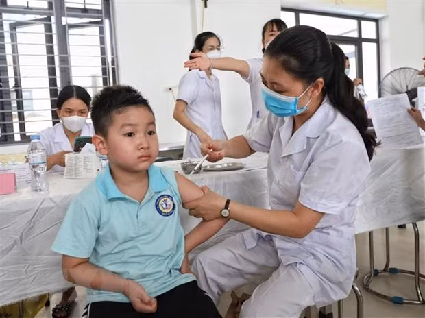 Tiêm vaccine phòng COVID-19 cho trẻ em tại trường Tiểu học Ngô Sỹ Liên, thành phố Bắc Giang (Bắc Giang). (Ảnh: Danh Lam/TTXVN)