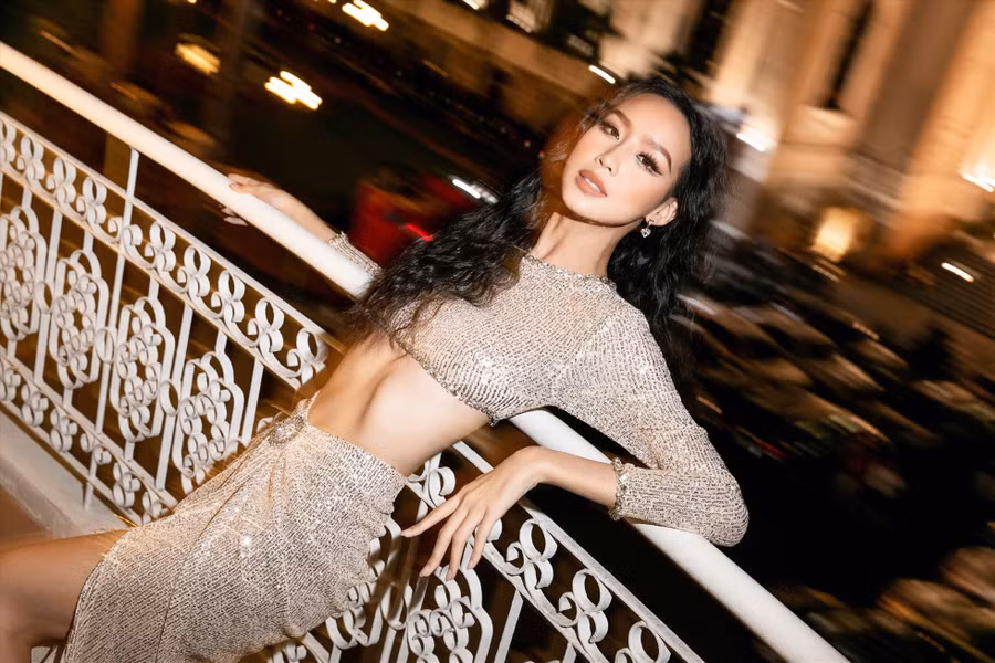 Nổi bật với chiều cao khủng cùng thần thái đậm chất beauty queen, Bảo Ngọc hoá thân thành một quý cô kiêu kỳ, lộng lẫy giữa đường phố Sài Gòn về đêm trong 2 layout vô cùng chặt chém, thu hút hết mọi ánh nhìn.