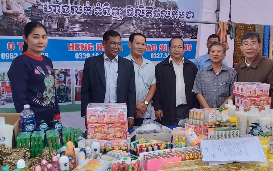 Đại biểu tham quan một gian hàng của Campuchia tại Chợ phiên nông sản an toàn lần thứ II và giới thiệu các sản phẩm OCOP huyện Đức Cơ năm 2022. Ảnh: Bùi Quang Vinh