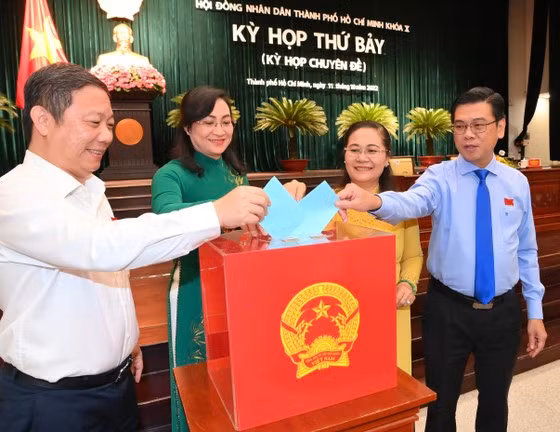  Các đại biểu HĐND bỏ phiếu bầu chức danh bầu chức danh Phó Chủ tịch UBND tại kỳ họp. Ảnh: VIỆT DŨNG