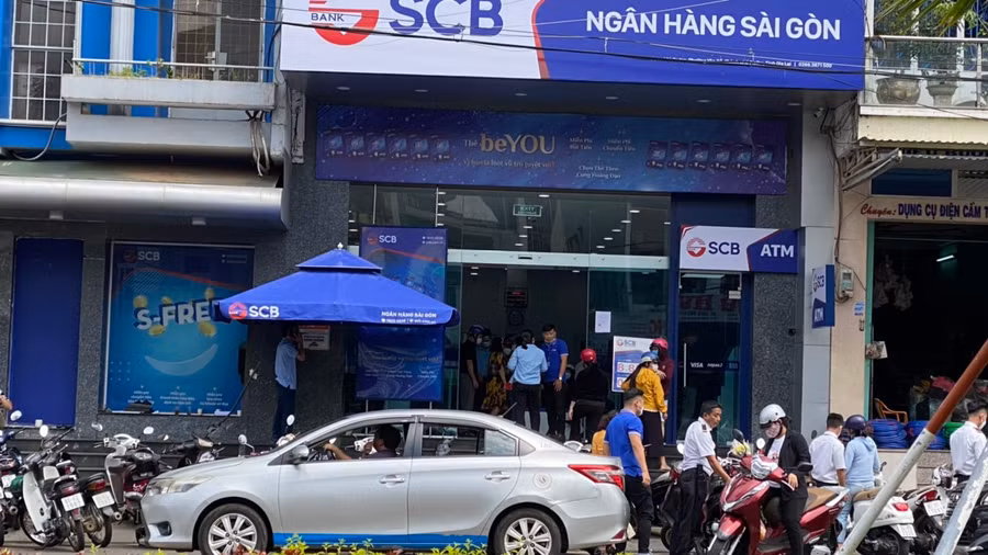Nhân viên SCB Chi nhánh Gia Lai tập trung điều tiết, sắp xếp phương tiện của khách hàng trước trụ sở trong sáng ngày 8 tháng 10. Ảnh: Sơn Ca