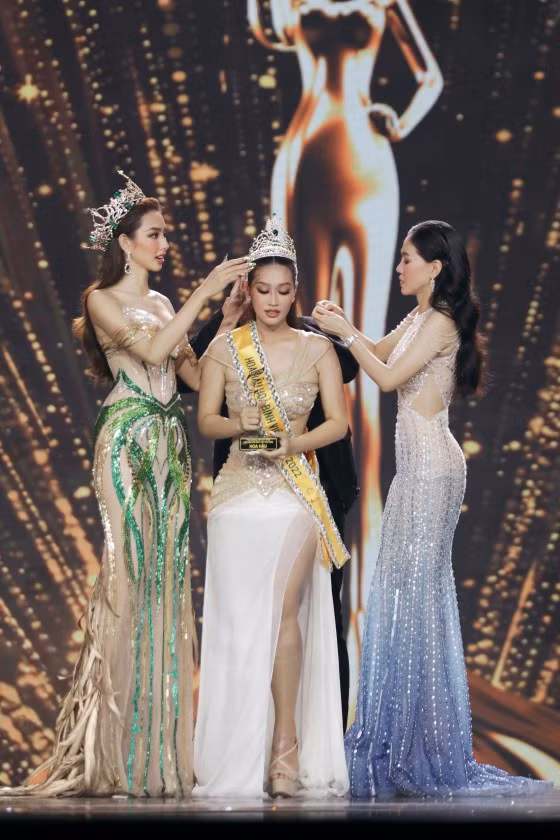 Giây phút nhận vương miện của Hoa hậu Đoàn Thiên Ân